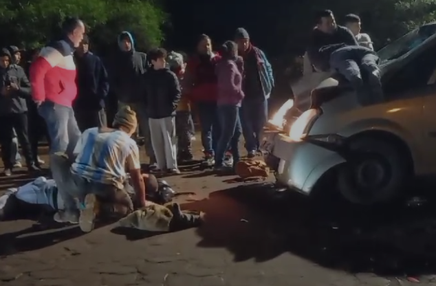 Choque entre un auto y una moto dejó dos personas con múltiples fracturas