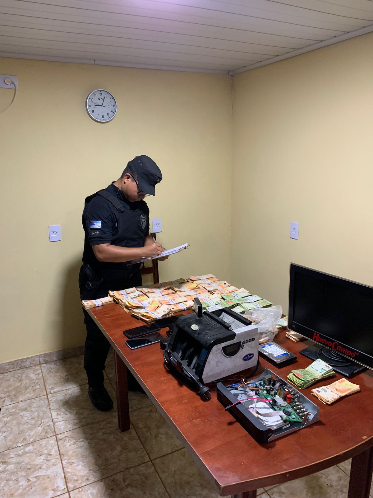 Detuvieron a un policía por el robo de 21 millones de pesos del local de Huevo Campo de Oberá