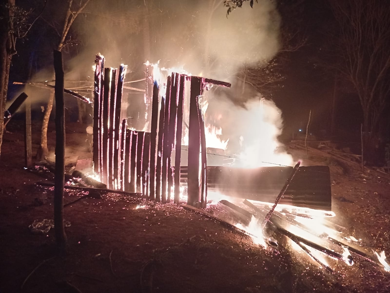 Una familia perdió todo por un incendio en el barrio Oasis de Oberá