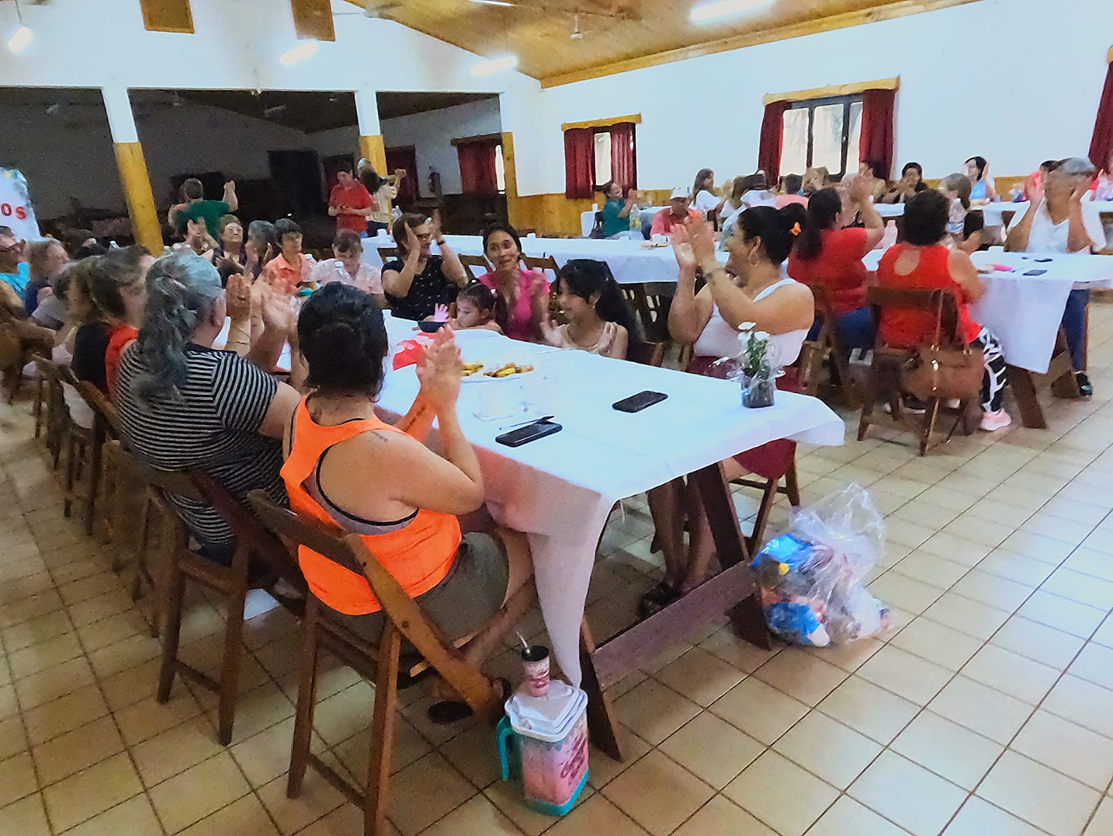 Tarde de risas y camaradería con los abuelos de Capioví