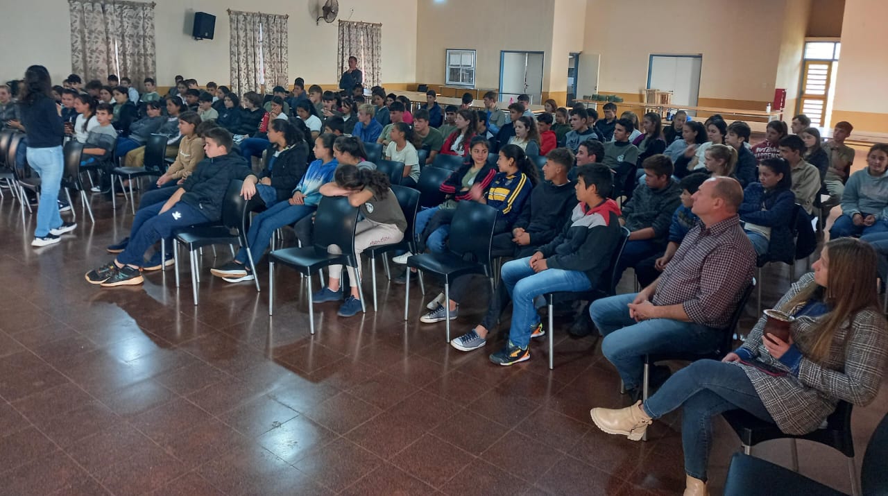 Juego Responsable visitó escuelas de Colonia Aurora