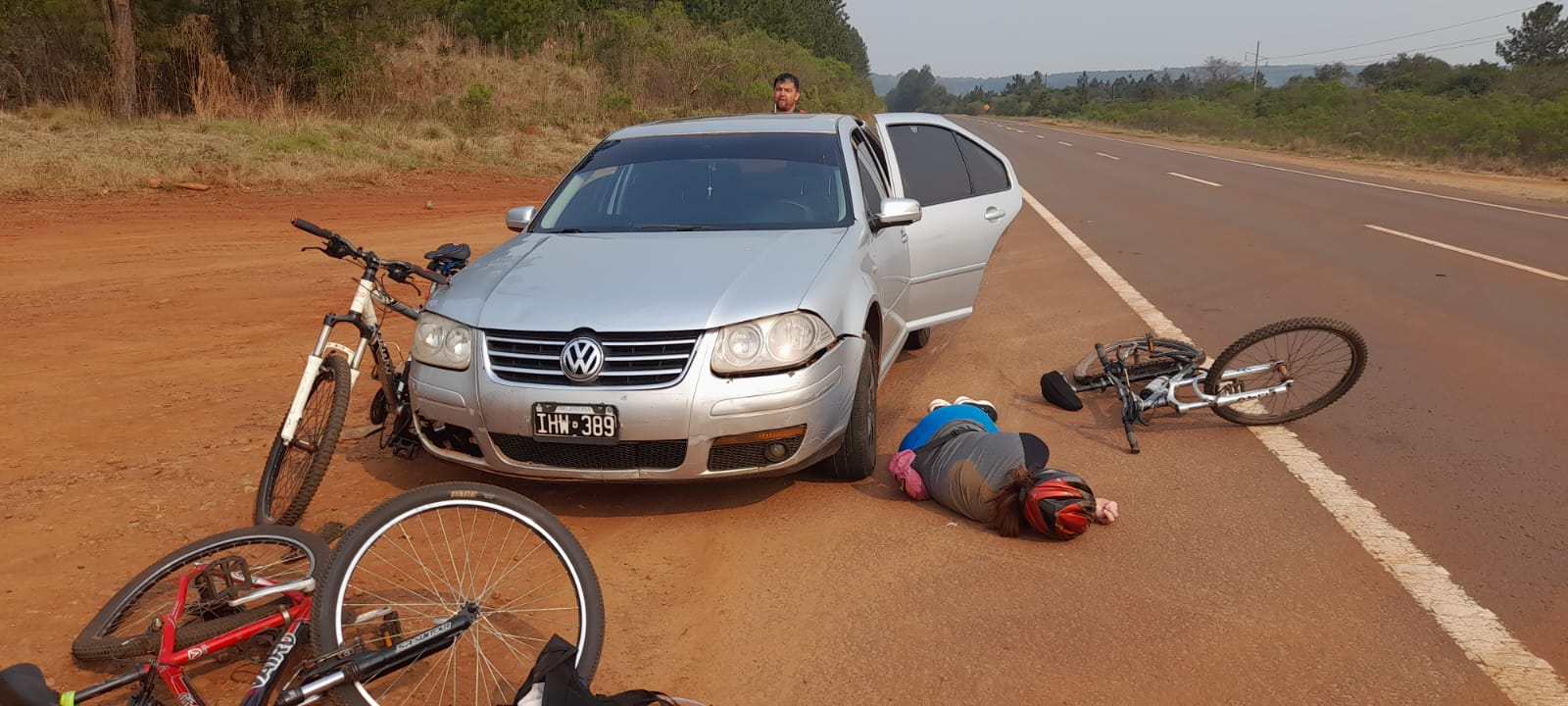 Imprudente al volante chocó a tres ciclistas: habría estado manipulando el celular