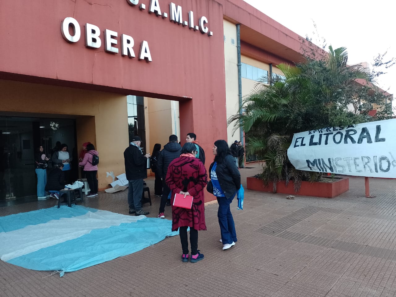 Trabajadores de limpieza del Hospital de Oberá se movilizan por despidos masivos