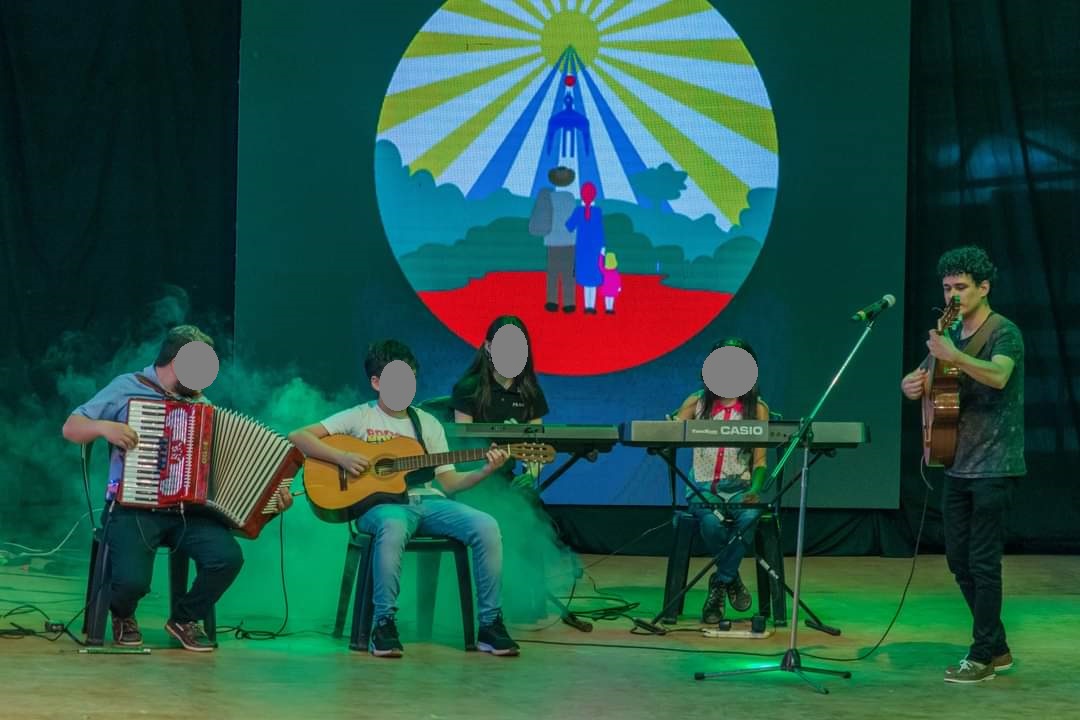 Horas antes de ser detenido, el profesor de música acusado de abuso actuó con menores en la Fiesta del Inmigrante