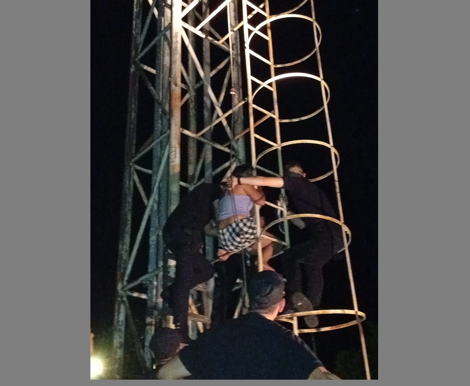 Policías rescataron a una menor que subió a una torre de la Municipalidad de Mártires
