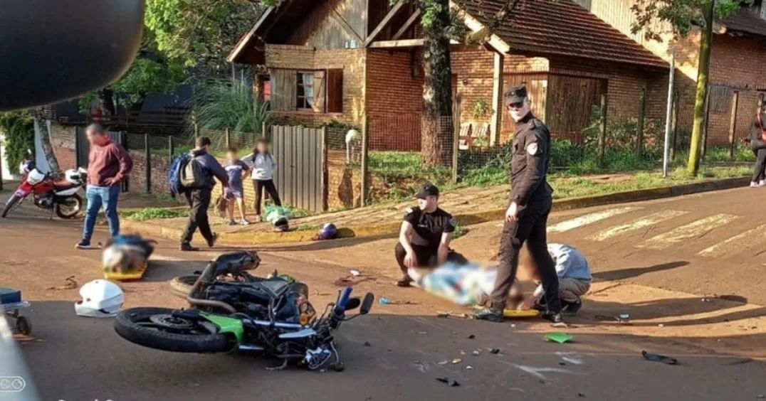 Cuatro lesionados por choque entre dos motos en Oberá: la más grave una nena de 11 años