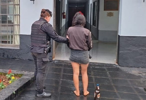 Amenazó con quemar la casa de su madre y hermanos y fue detenida