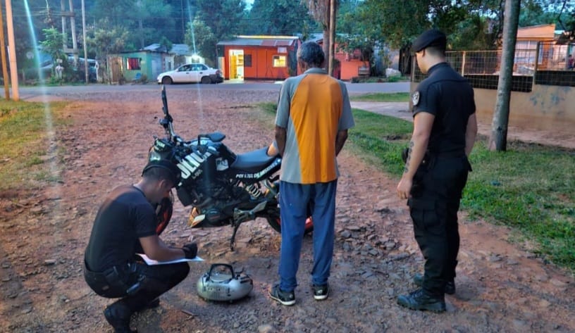 Tomaron juntos unos tragos y el compinche aprovechó para robarle