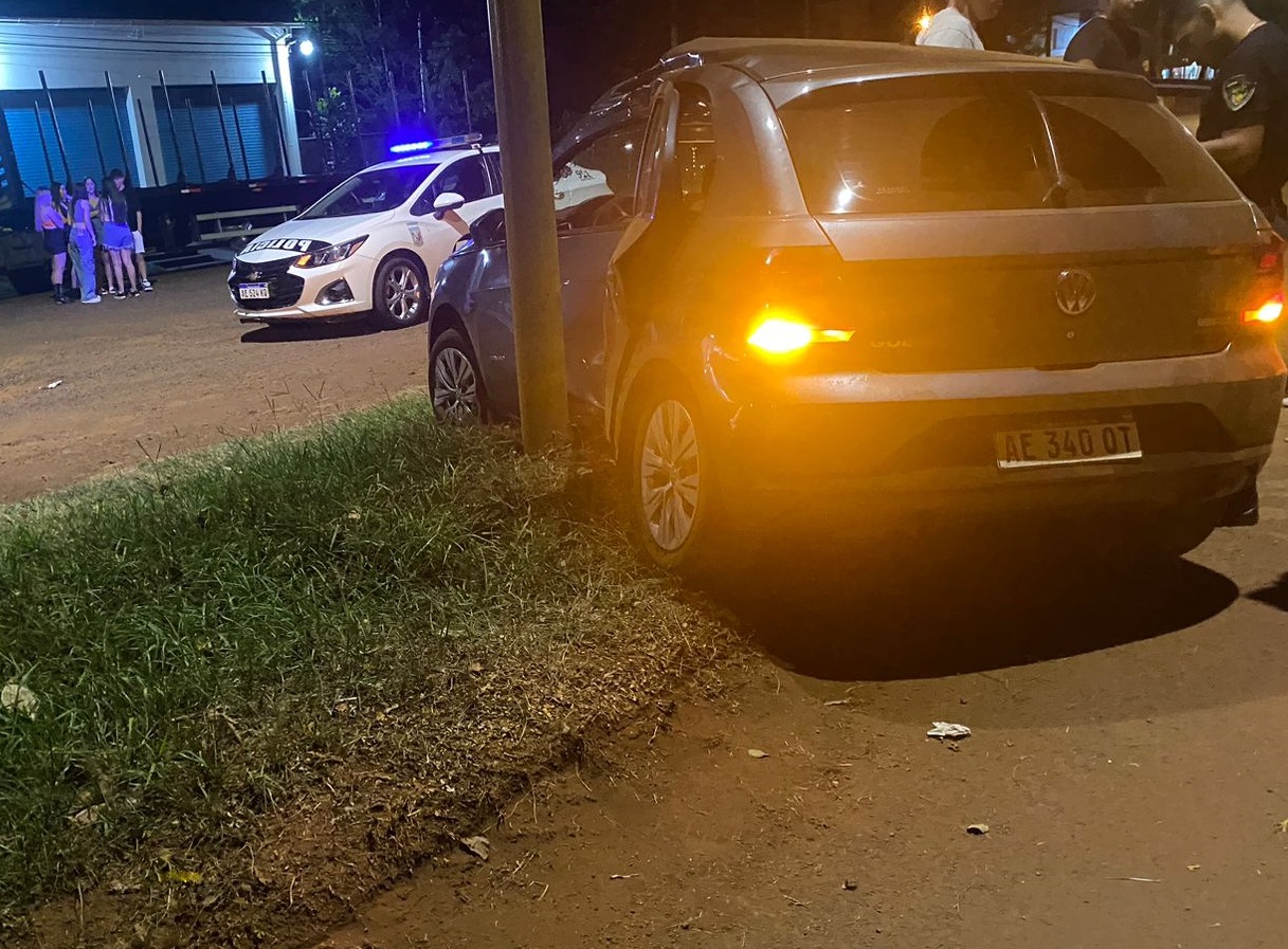 Menor de 17 años chocó un poste en avenida De Las Américas: son tres los heridos