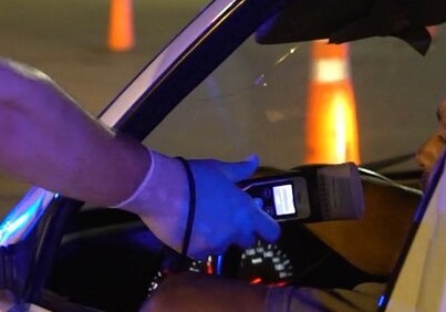 Policía obereño manejaba tan borracho que apenas podía hablar: terminó preso