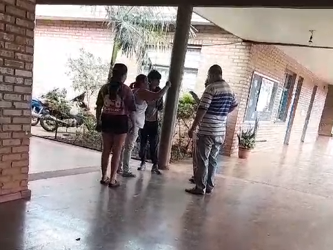Violencia en el BOP 10: un alumno y su madre apedrearon el colegio y el auto del director