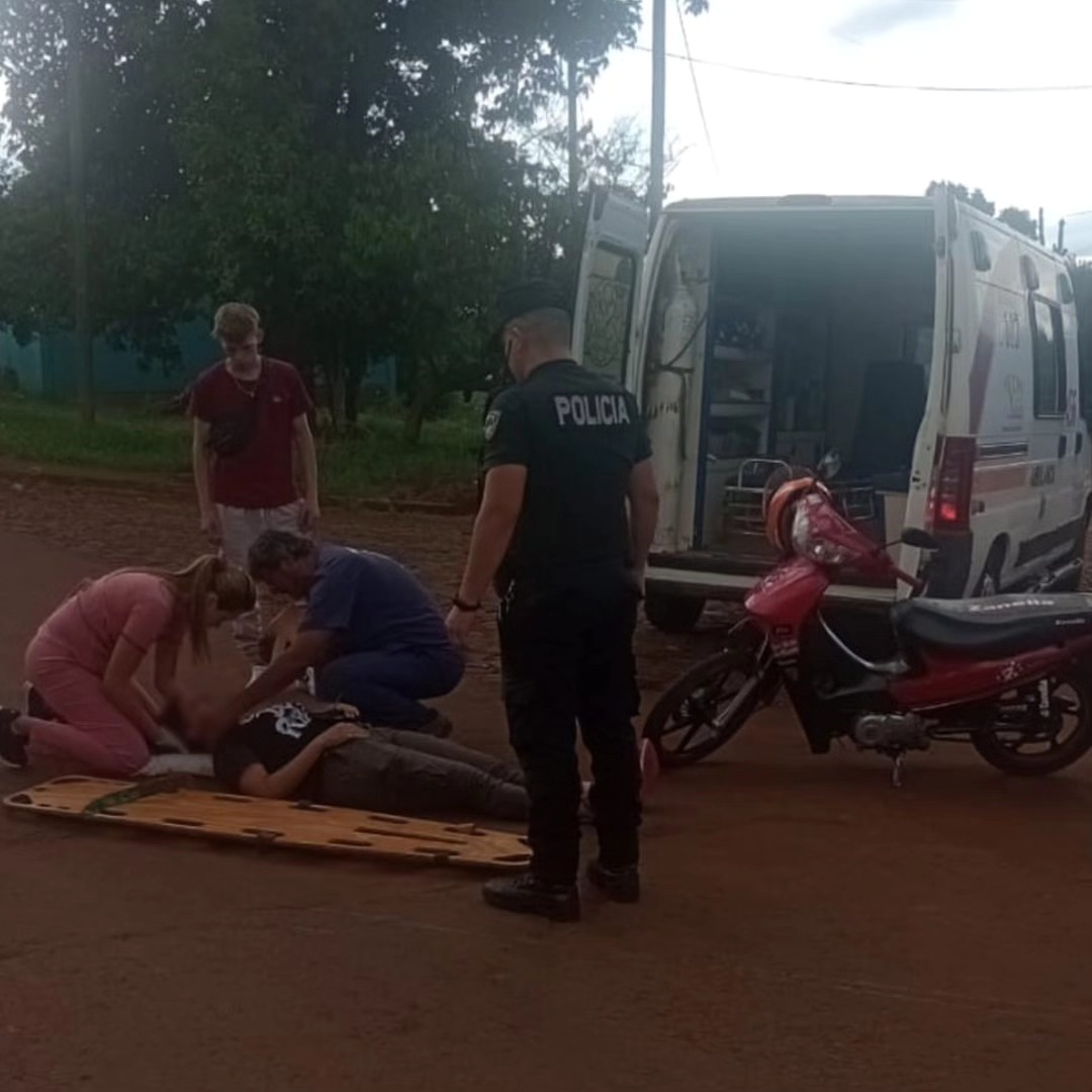 Una motociclista se enganchó con un cable, tumbó y se lesionó