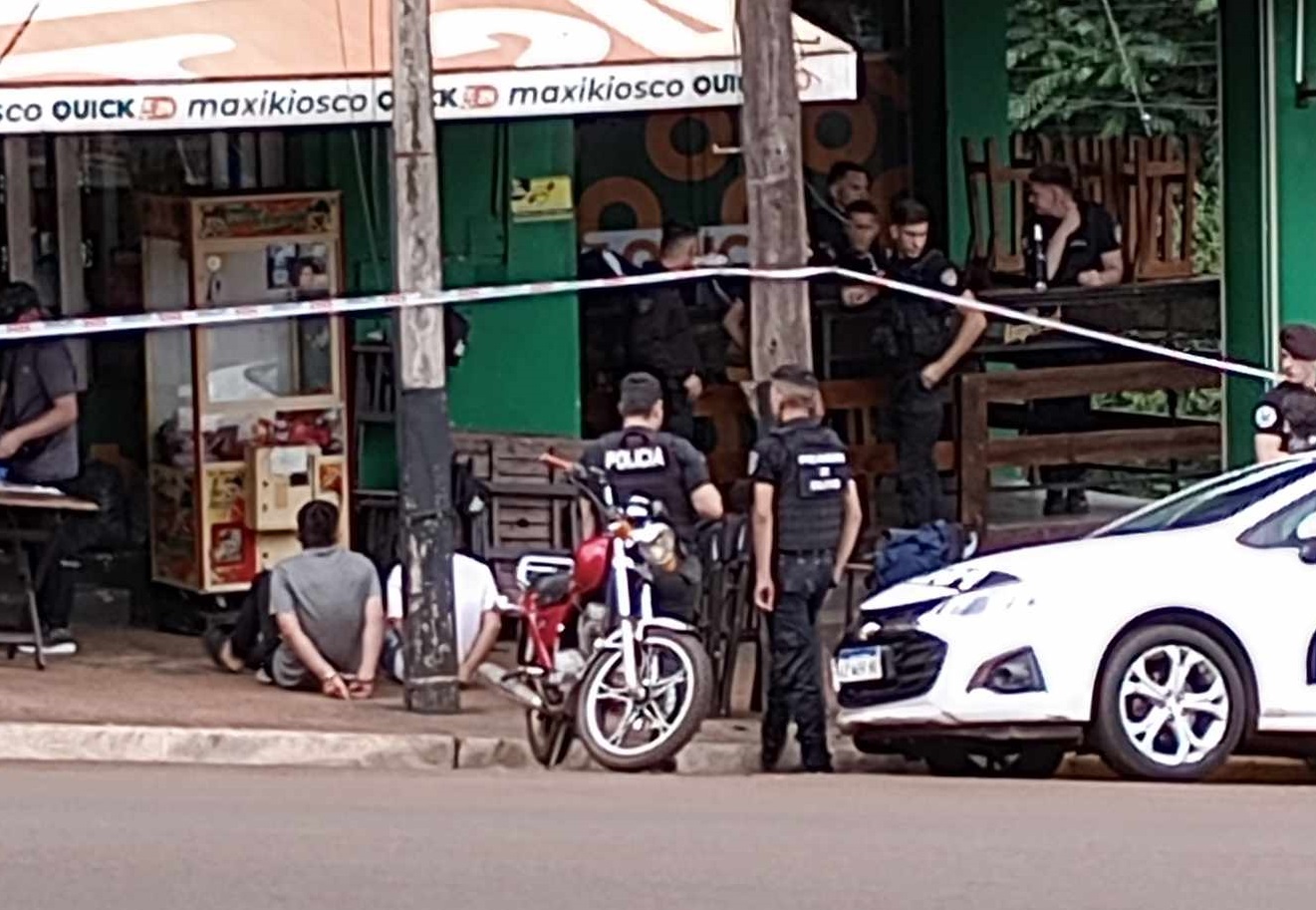 Otro golpe a las drogas en Oberá: detuvieron a dos hombres con dosis de cocaína en pleno centro