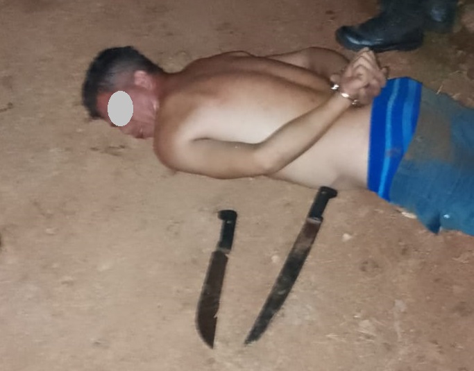 Atacó a un vecino con dos machetes, igual ligó y, para colmo, terminó detenido