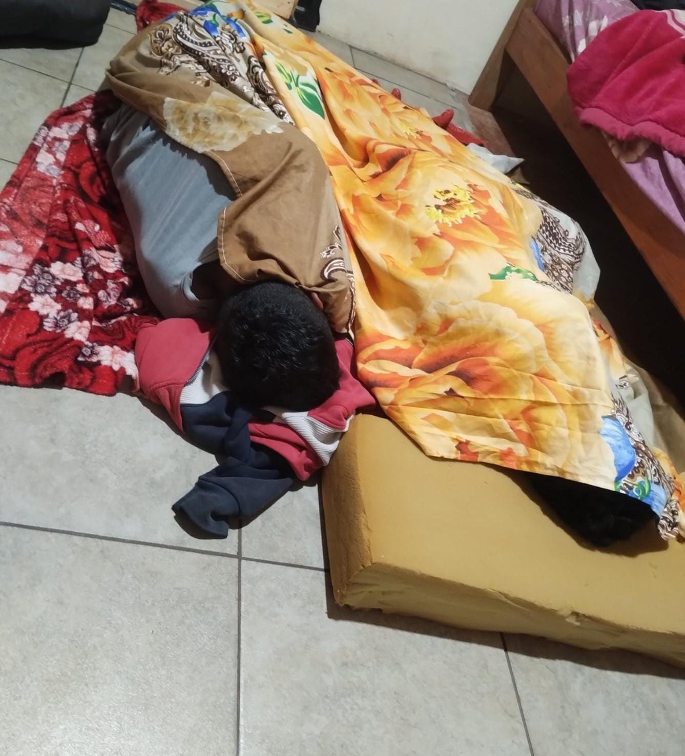 Murió la mamá y el papá los echó porque la madrastra no los quiere: triste historia de dos mellizos abandonados en Oberá