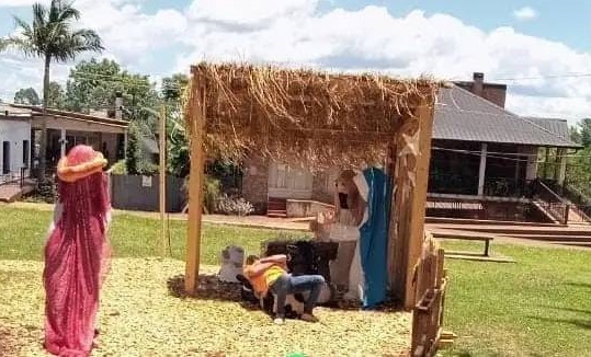 Terminó la gira duro y se acostó a dormir en el pesebre de una plaza en Campo Viera