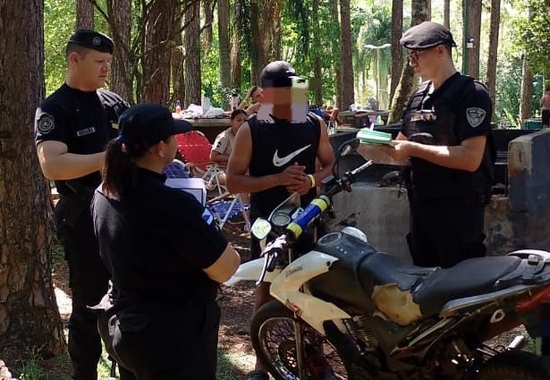 Tres pavotes grandes sin cascos en una moto molestando en el Berrondo: se quedaron a pata