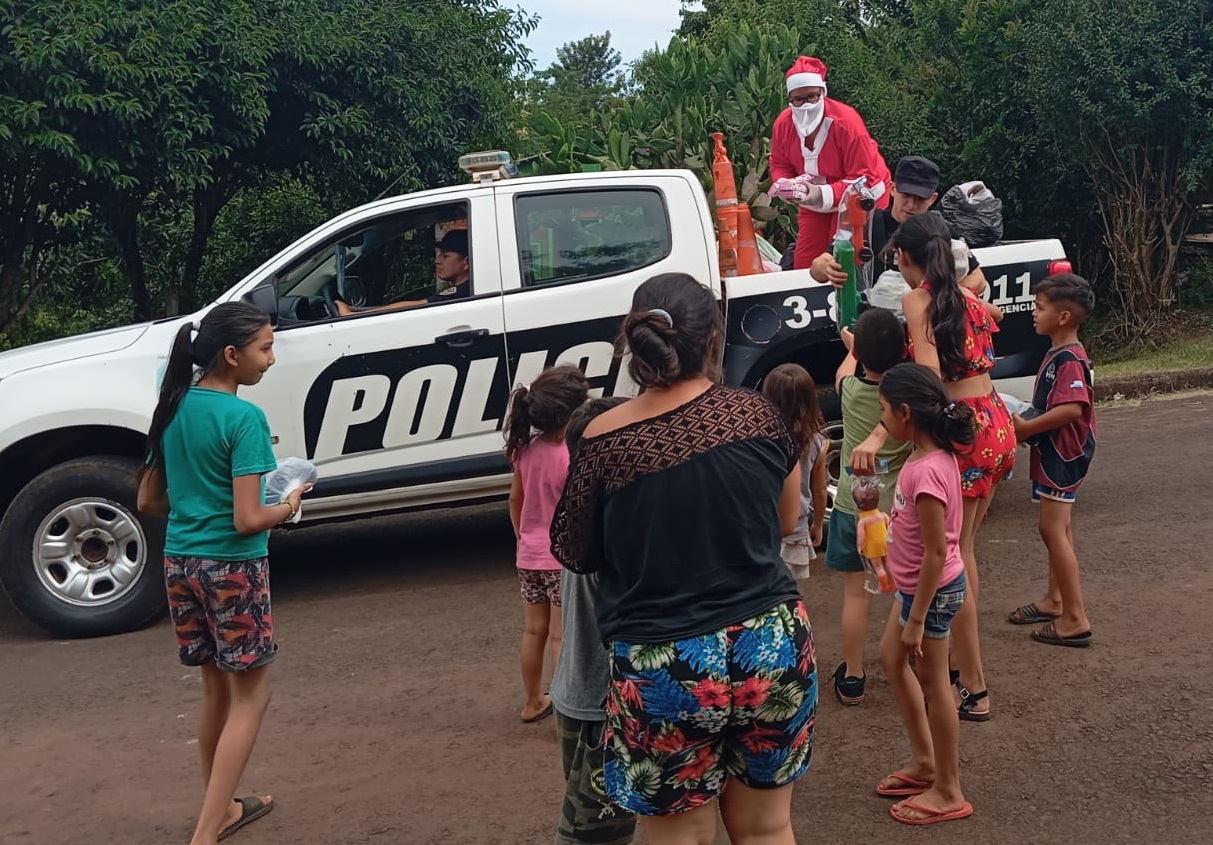 Los chicos de Mártires recibieron donaciones de la comisaría local