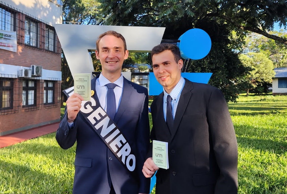 Se graduaron los primeros dos ingenieros en computación de la Facultad de Ingeniería de Oberá