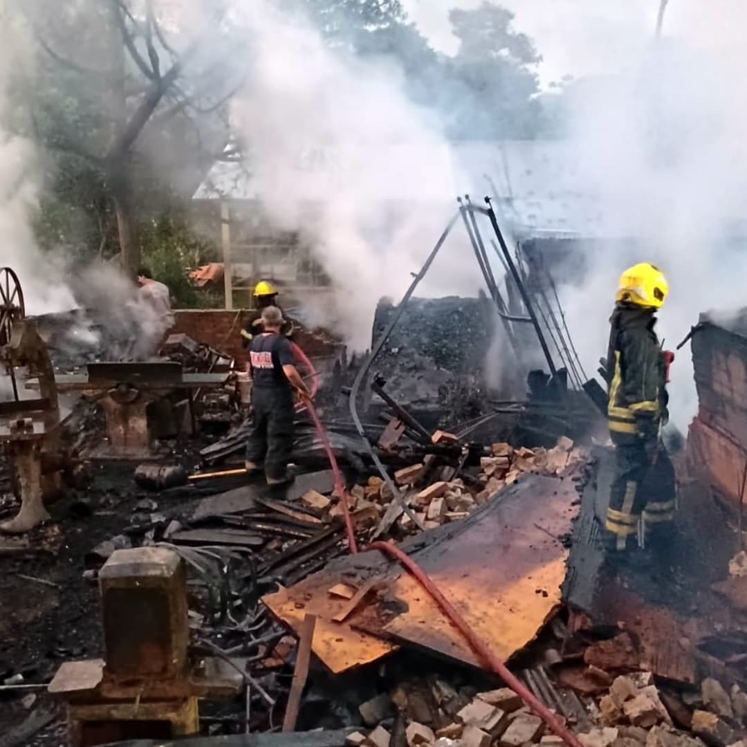 Ruegan asistencia tras incendio y pérdidas totales en una carpintería de Oberá