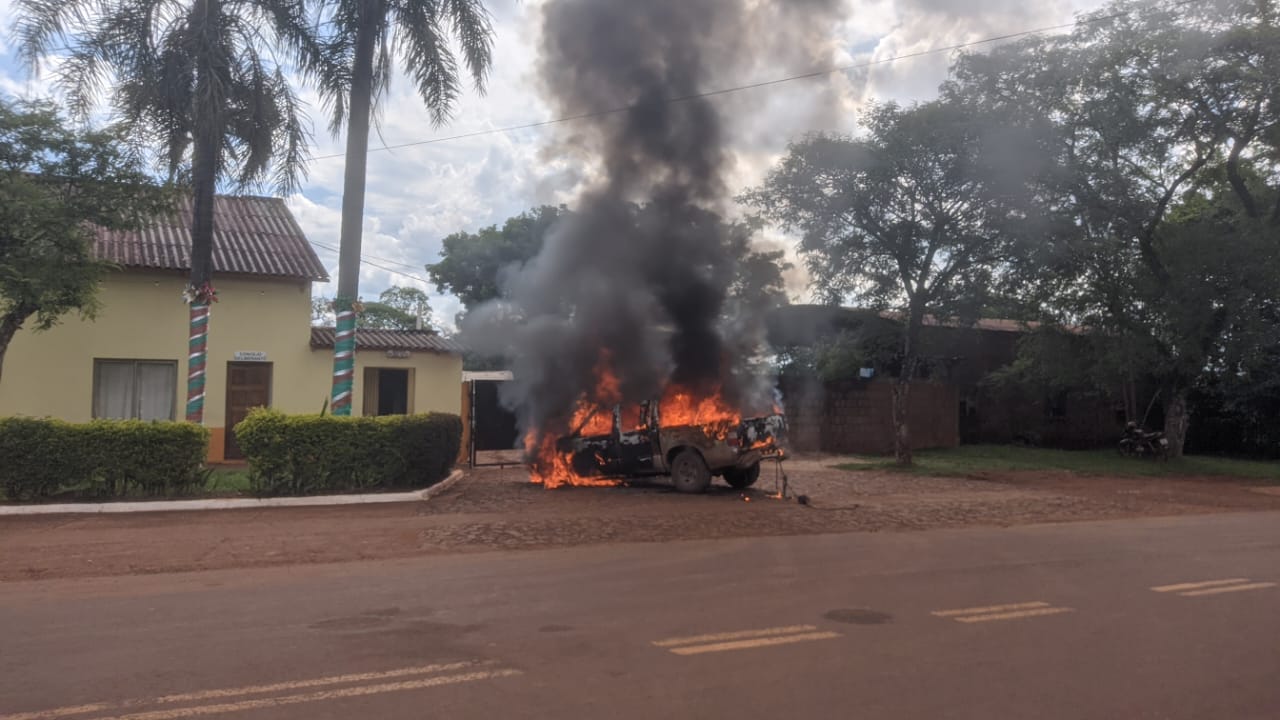 Se quemó un vehículo de la Municipalidad de Campo Ramón