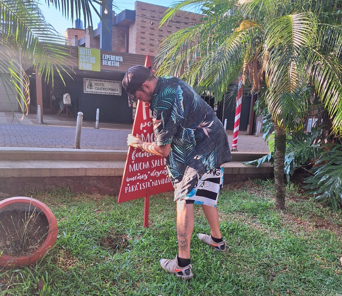 Se robó un pinito navideño del centro, un policía lo siguió y lo hizo devolver