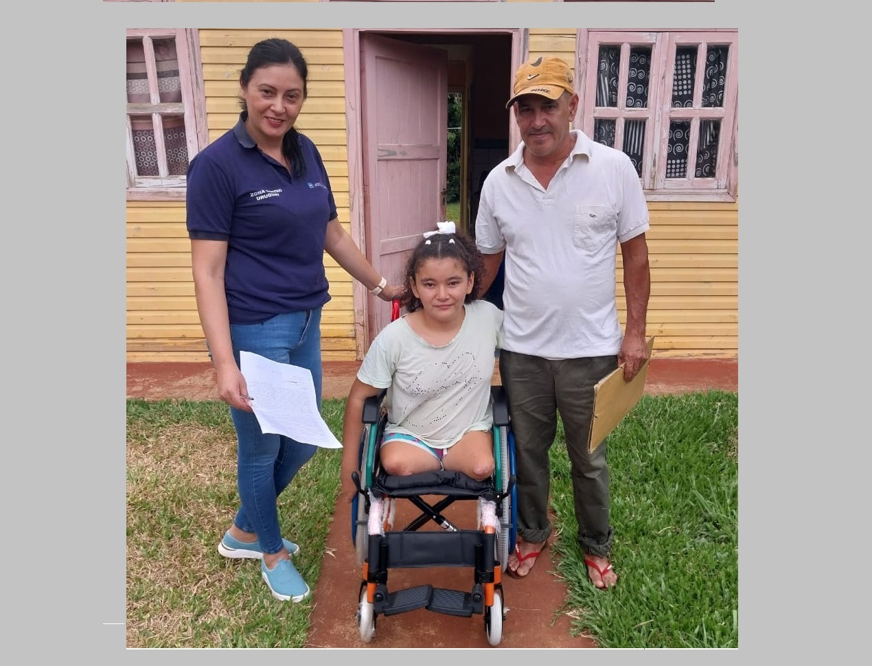 Milagros disfruta de su nueva silla por gestión del Ministerio de Salud Pública