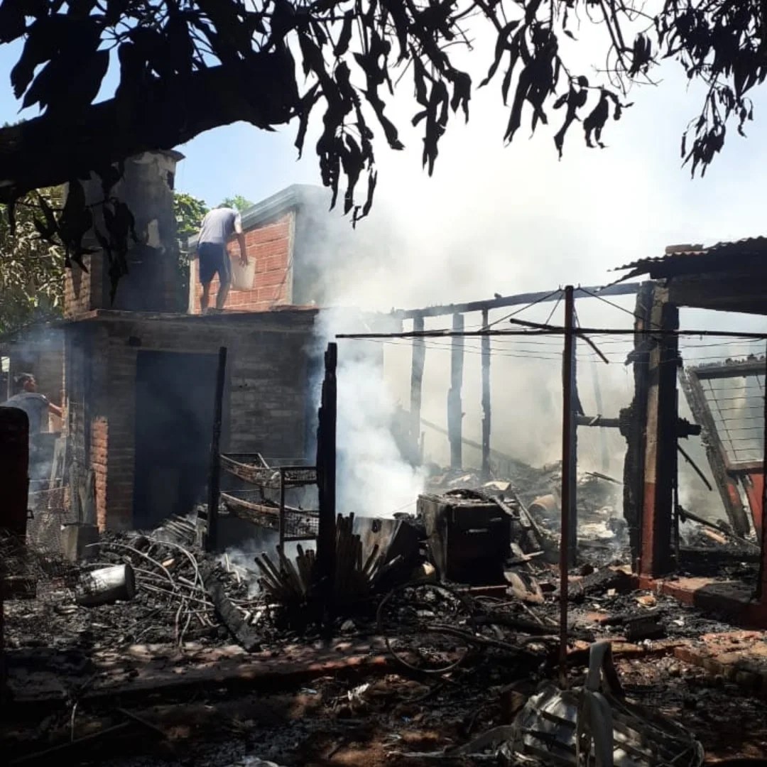 Las brasas de la parrilla originaron un incendio y perdieron todo: piden colaboración