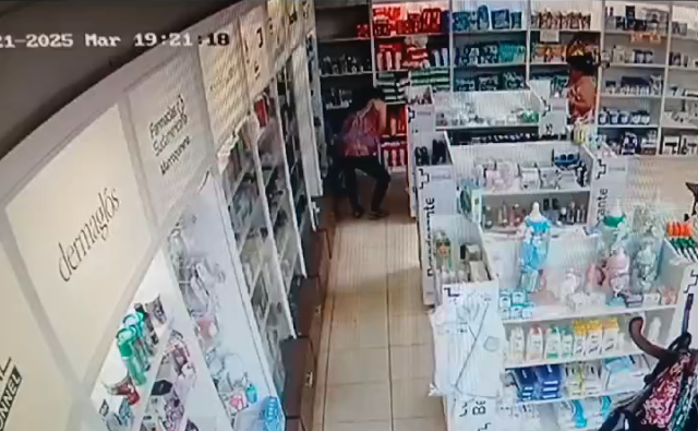 Las cámaras de una farmacia de Oberá grabaron a 3 personas robando