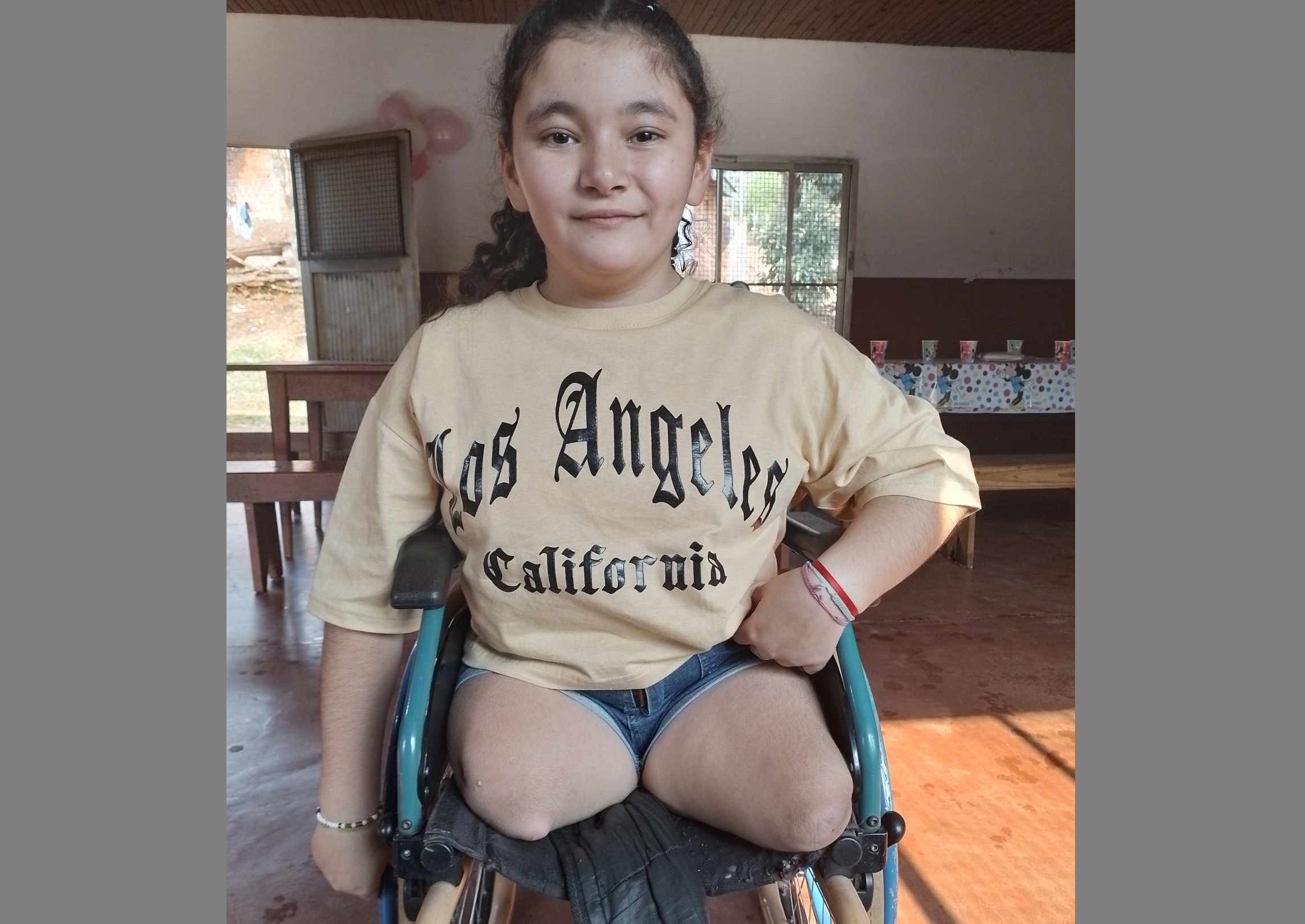 Nena obereña nació sin piernas y necesita una nueva silla de ruedas para mejorar su calidad de vida