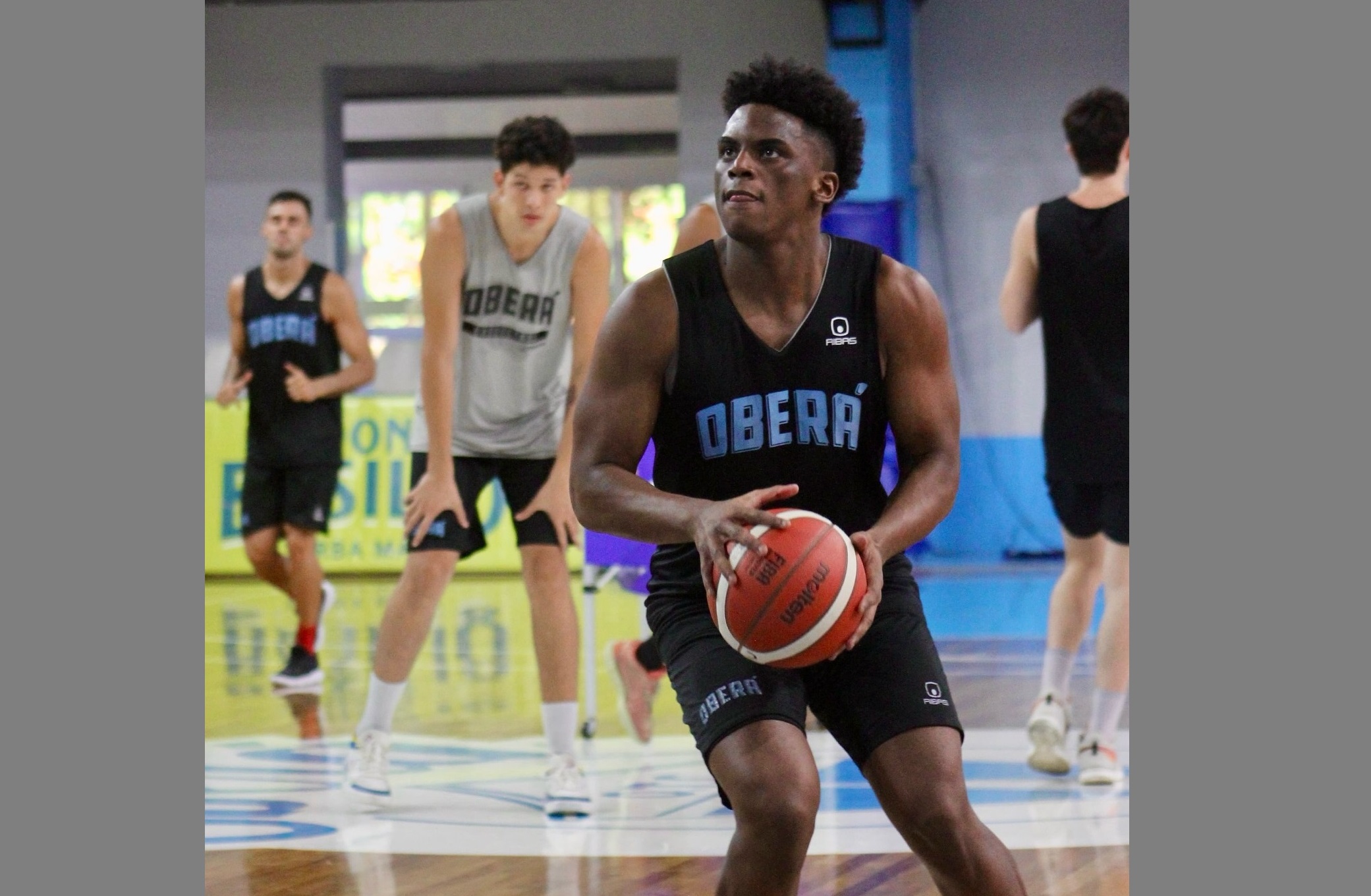 Un puntero con los pies sobre la tierra