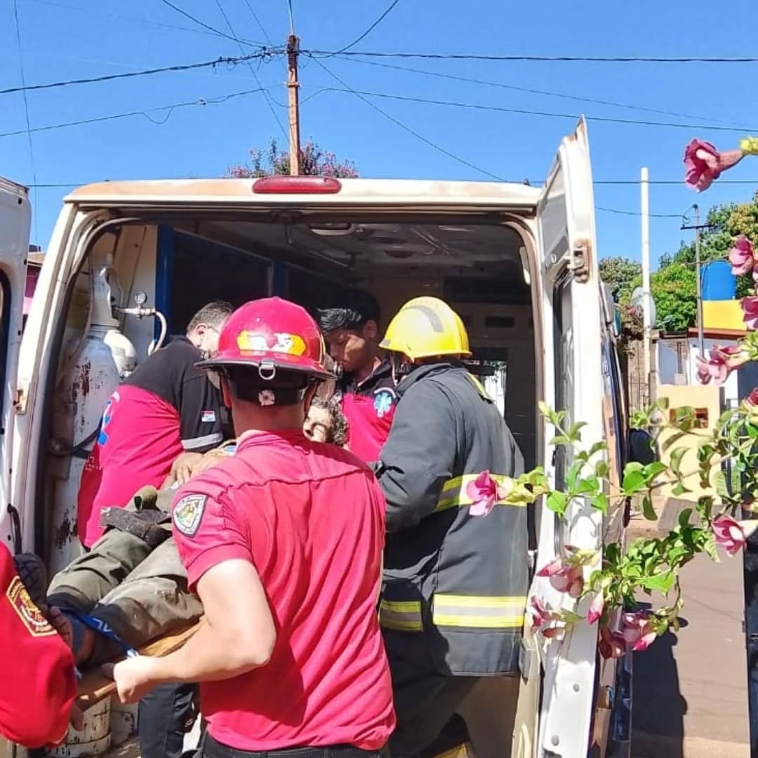 Oberá: obrero cayó de un edificio en altura y se clavó un hierro en el abdomen