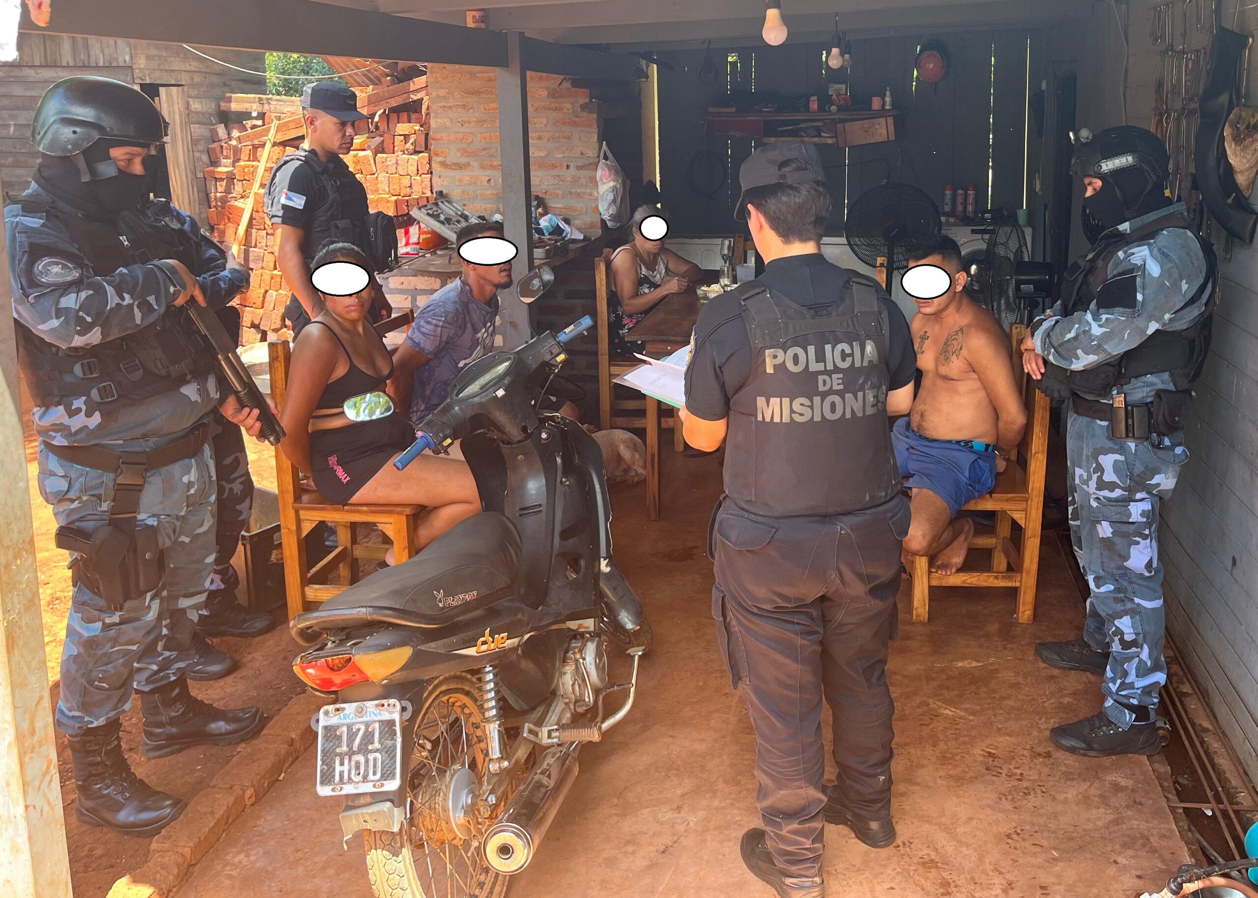 Mostró armas en las redes, hoy allanaron su casa y encontraron cocaína y marihuana: completito