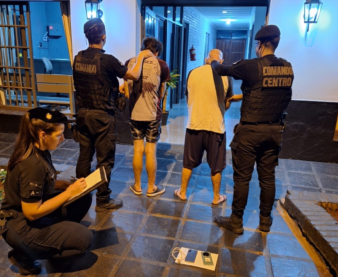 Chofer y operador de una remisería obereña detenidos por robo de un local de celulares