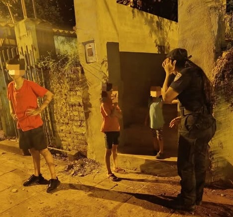 “Me fui un ratito a un cumple”: justificación de una mujer que dejó solos a sus chicos durante horas