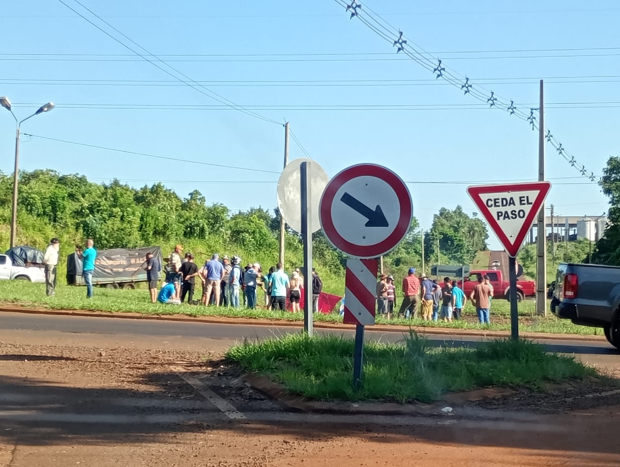 Yerbateros acampan en el Cruce Karaben en reclamo de un precio justo