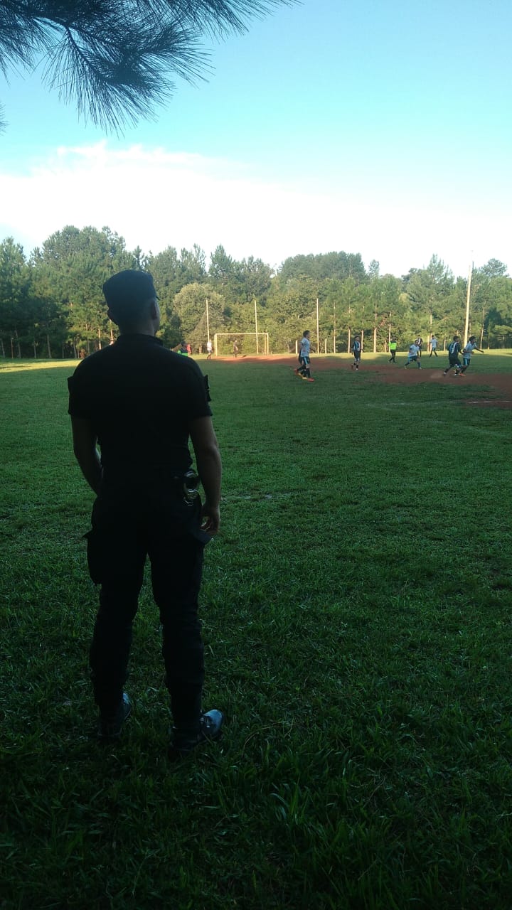 Futbolista se golpeó contra un poste y fue trasladado al Hospital