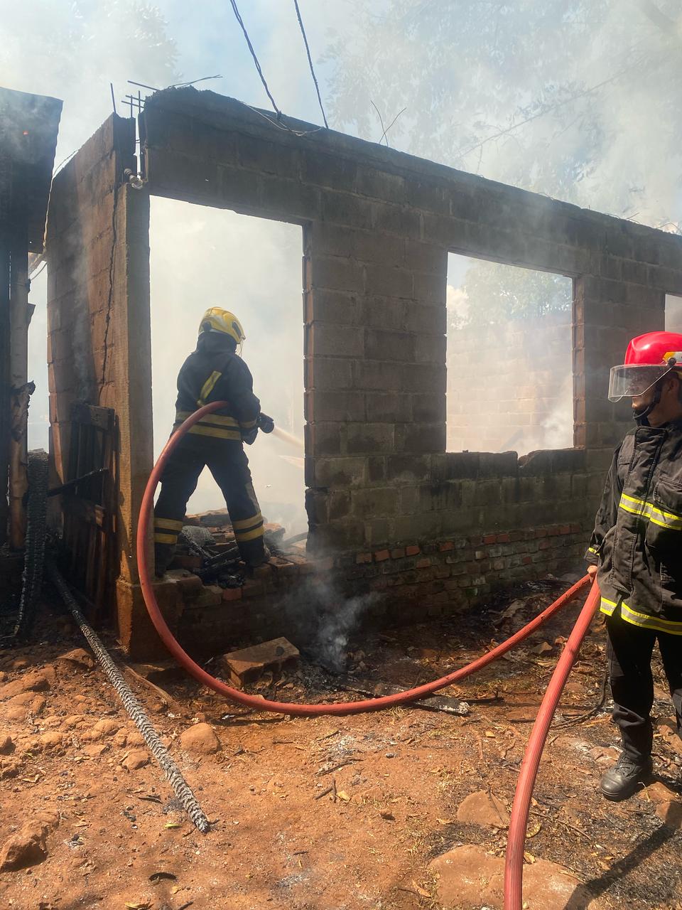 “Una tristeza quedarnos sin nada, después de tantos años de esfuerzos”: familia perdió todo en un incendio y pide ayuda