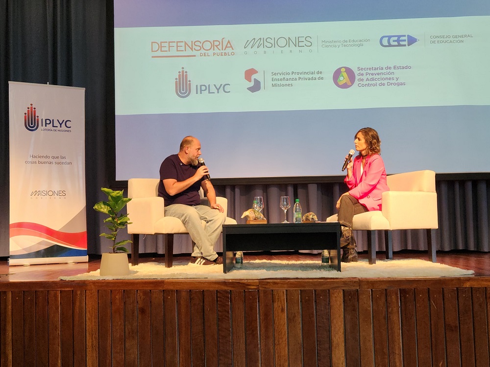 Ante cientos de jóvenes, “Cayetano” invitó a hablar sobre ludopatía y reflexionar sobre las consecuencias del juego