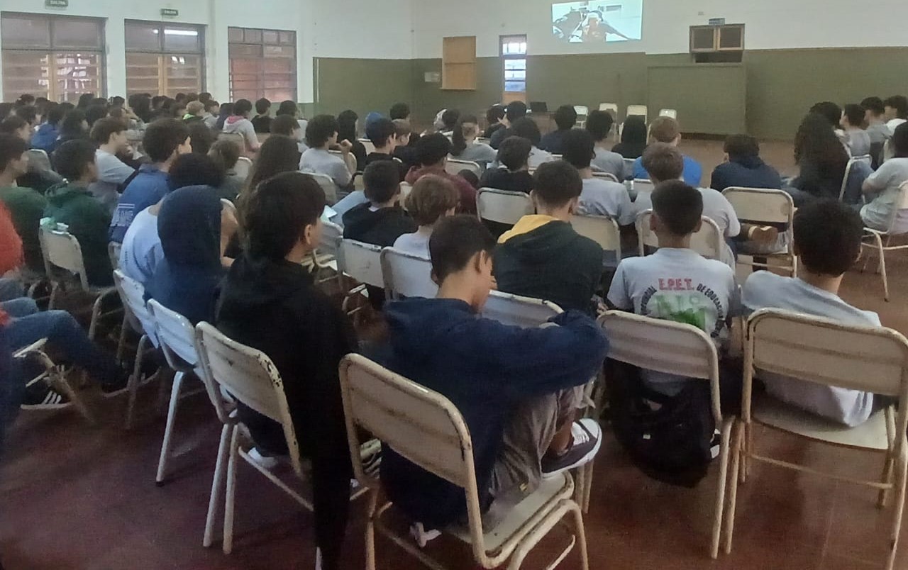 Charlas en la Epet 11 y Epet 17, de Montecarlo