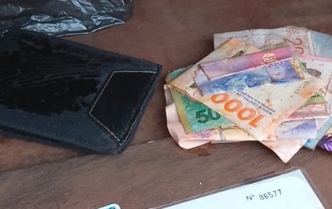 Policía encontró una billetera con plata y la devolvió a su dueño