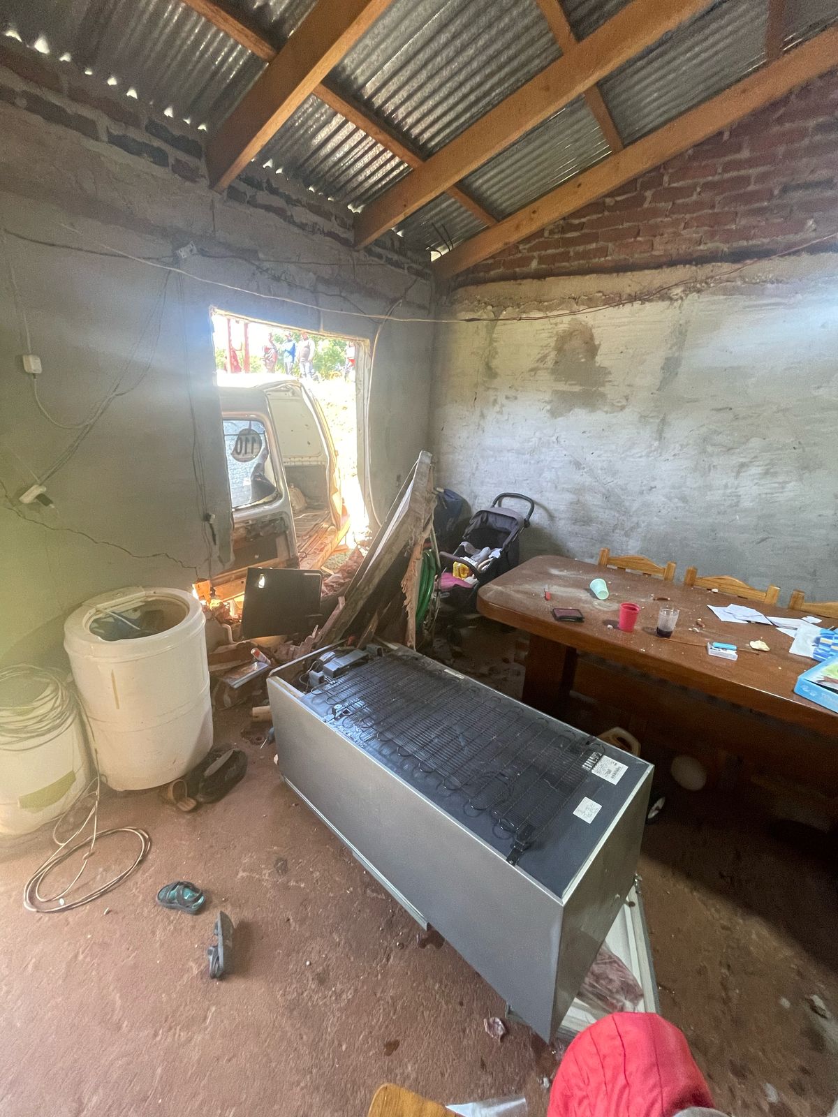 Se quedó sin frenos, chocó a una joven y un bebé y terminó impactando contra una casa