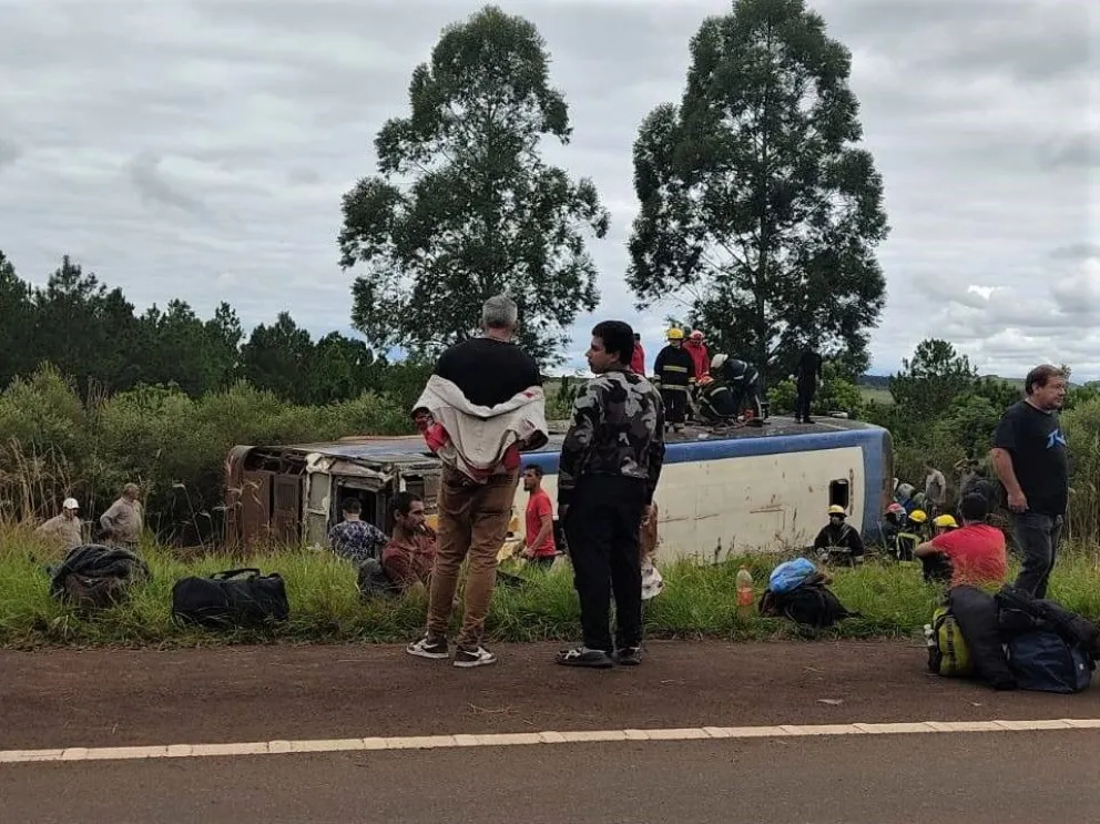 Son al menos 7 los muertos en el vuelco del colectivo en San José