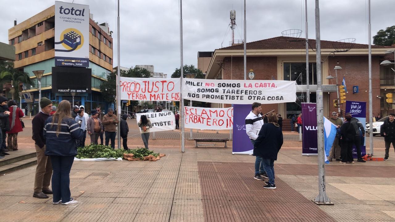 “La tensión comenzó porque una funcionaria de Anses tiró un cartel de los tareferos”: según la Policía, así empezaron los disturbios en medio de la visita de Karina Milei