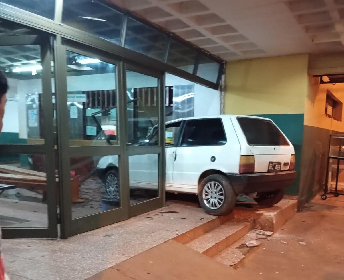 Es policía y estaba borracho el conductor del Fiat que chocó contra el Hospital de Oberá