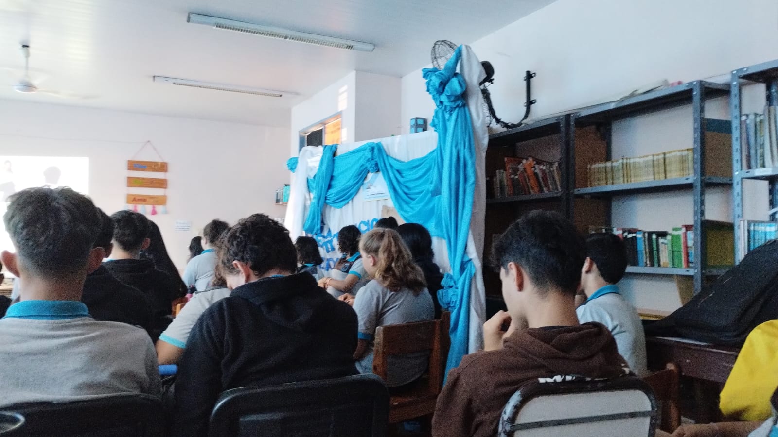 Estudiantes reflexionaron sobre uso de pantallas y apuestas