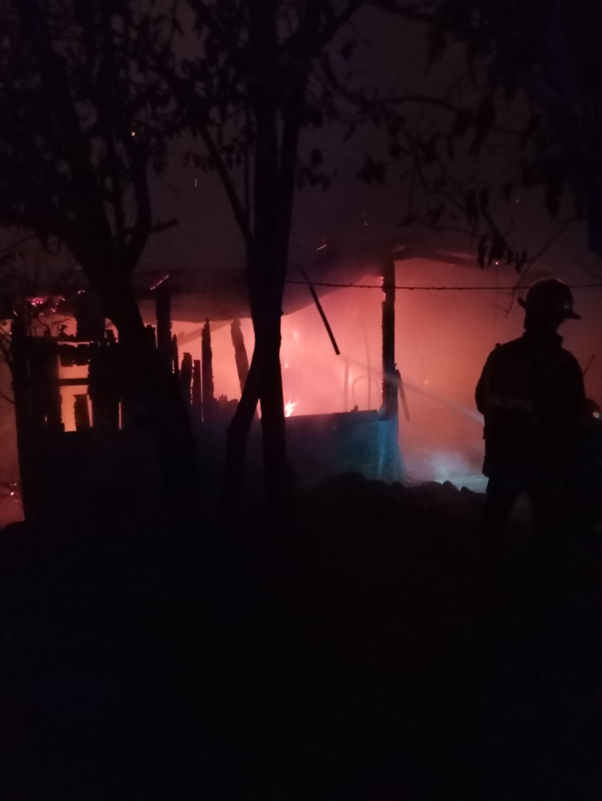 Está preso por agredir a sus vecinos y se quemó su casa: sospechan de una venganza