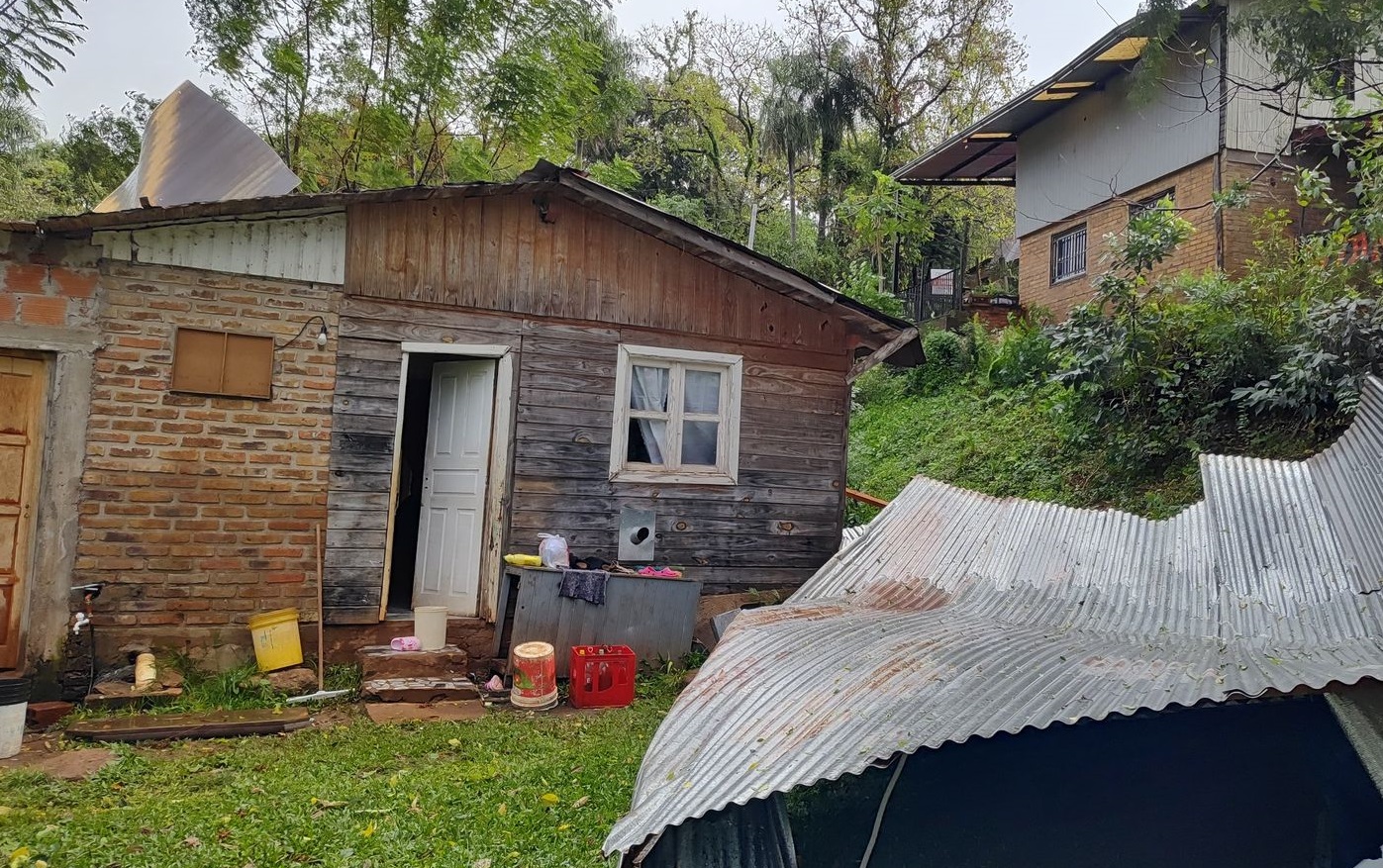 Sectores más afectados por la tormenta: voladuras de techos, anegamiento y cortes de luz en Oberá
