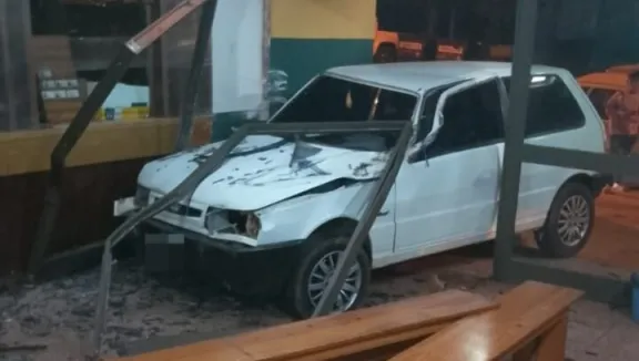 Pasaron a disponibilidad al policía que chocó borracho contra el Hospital de Oberá y escapó a pie