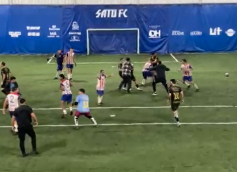 Jugadores e hinchas a las piñas en Sato: los dos equipos fueron descalificados